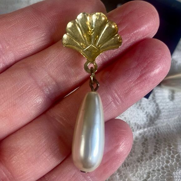 Vintage Gold Seashell and Faux Pearl Earrings Dangle Style Fashion Jewelry - Picture 4 of 4